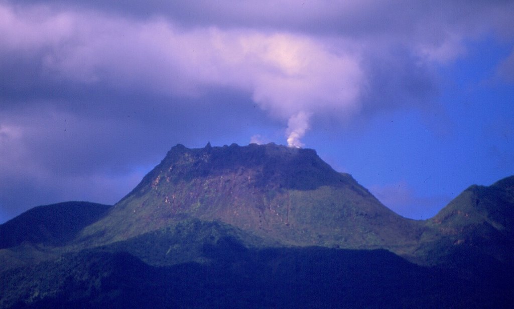 Panache de gaz (Soufrière) by Yanti & François Beauducel