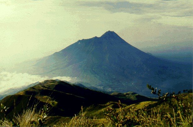 Gunung Merapi dilihat dari puncak gunung Merbabu by Yanti & François Beauducel