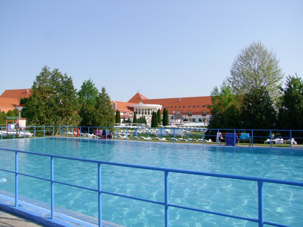 Kehidakustyán, Hotel Thermál, úszómedence by Kovács Károlyné