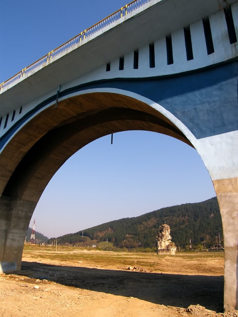 Piatra Teiului vazuta de sub Viaduct by ioan.panaite