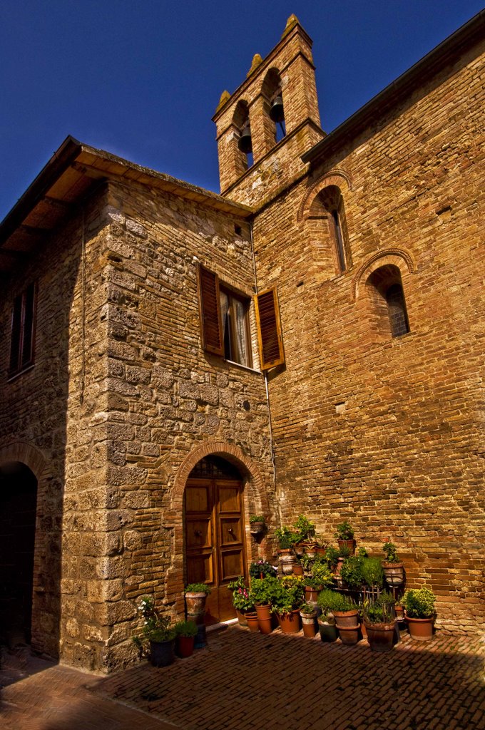 San Gimignano: campanile chiesa S.Pietro in Forliano by caputmallei