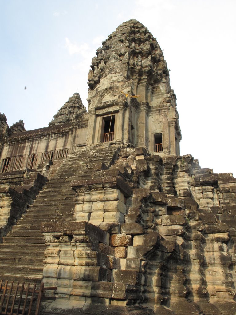 Một trong Năm Tháp trung tâm Angkor Wat by Ngọc Viên Nguyễn