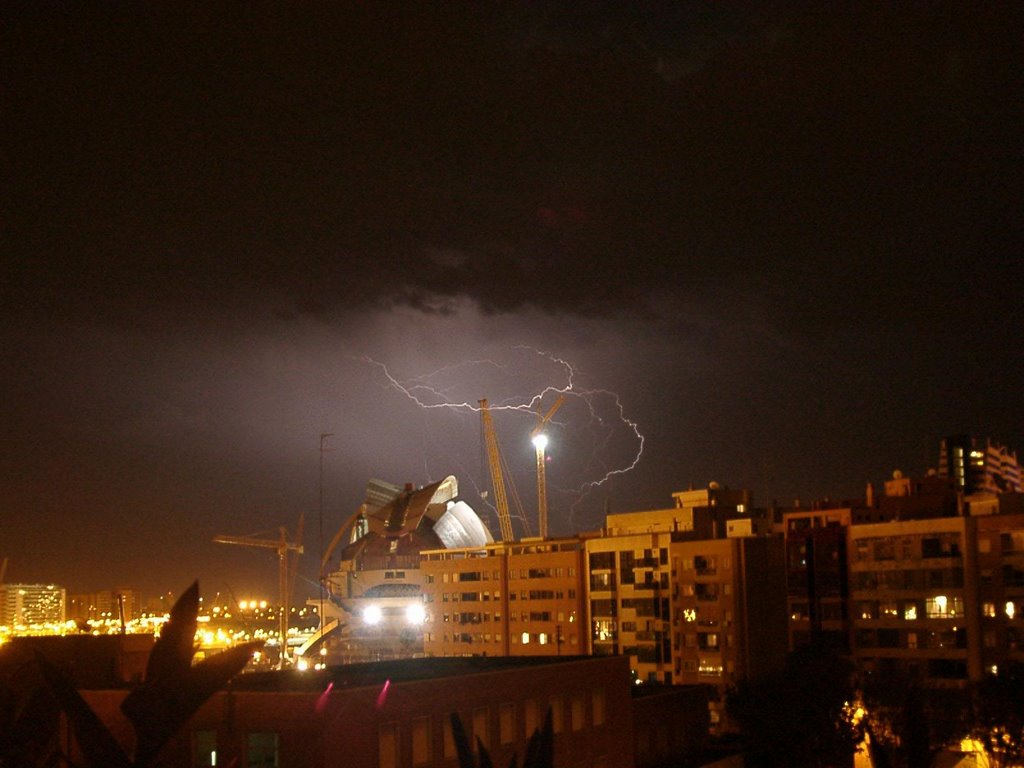 Rayo en Ciudad de las Artes08210169.JPG by Pilar  y Santiago