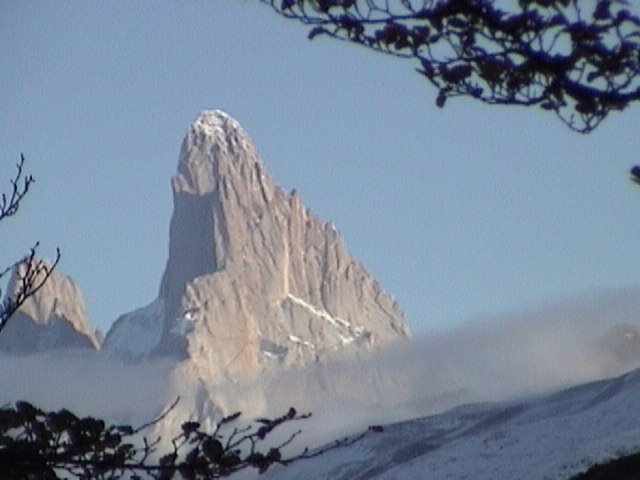 El Fitz Roy en colchón de nubes. by Aniusha