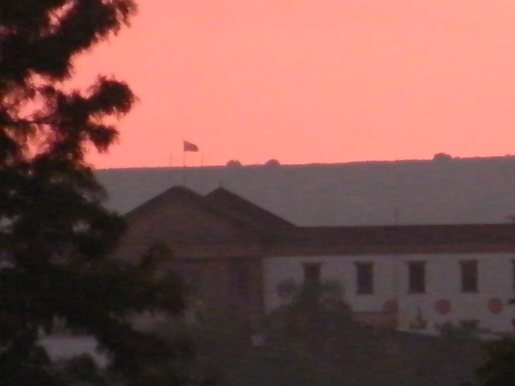 El Cuartel, cielo de fuego y bandera patria by Gustavo T