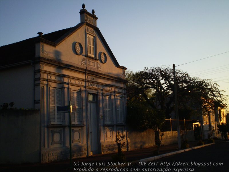 Casa Richter - estilo eclético com influência da imigração alemã, na Rua General Osório, Corredor Histórico-Cultural de Novo Hamburgo (RS) by Jorge Luís Stocker Jr [thesapox]