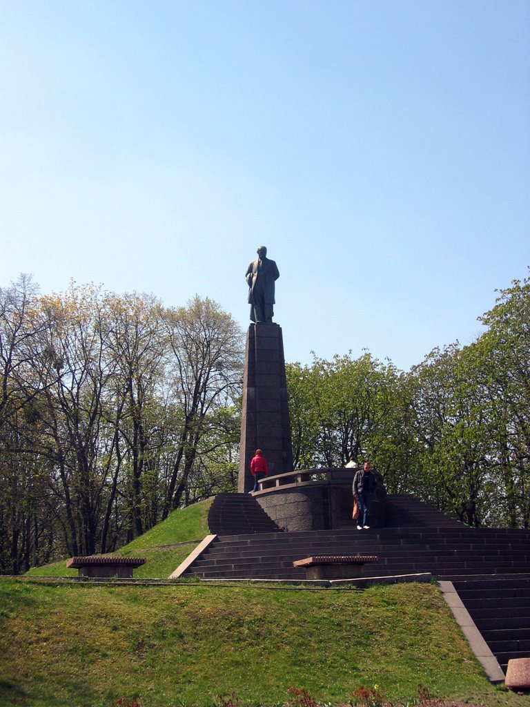 Shevchenko monument near Kaniv / Тарасова гора - памятник Шевченко by Ruslan Daniluk