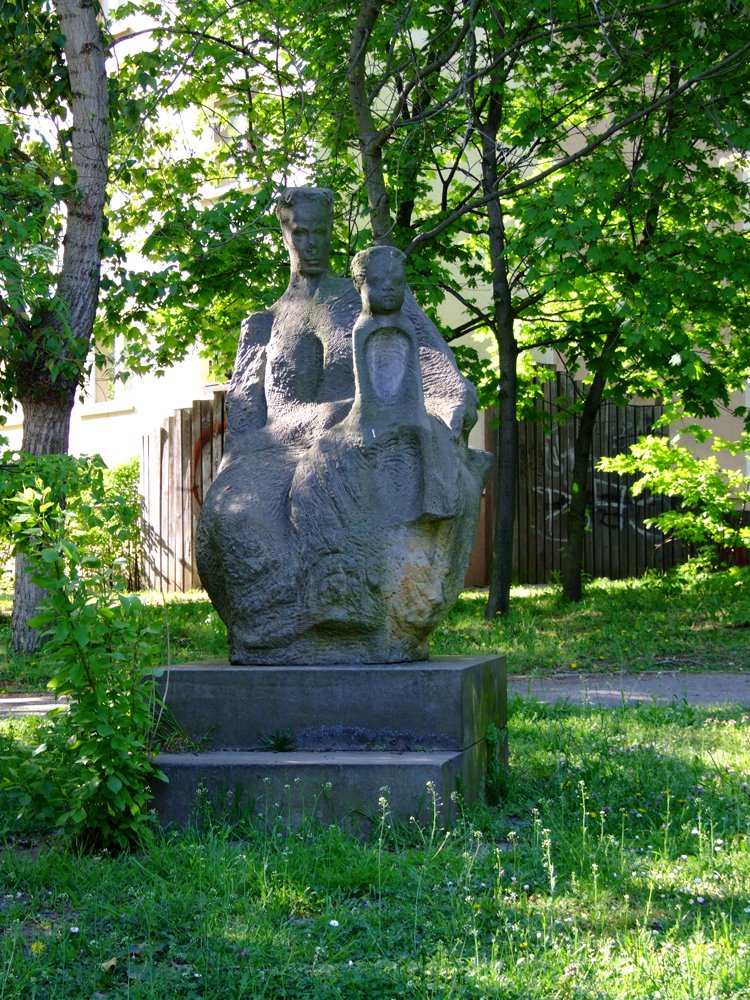 Mutter und Kind, Sandsstein, 1,90m, 1984 by Hobby Fotograf