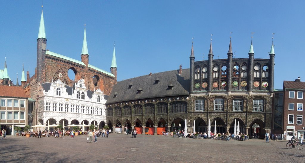 Panoramabild vom Rathaus in Lübeck by jappse