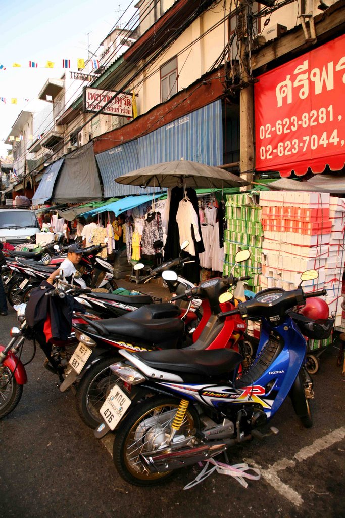 Bangkok Chinatown - Trok Itsaranuphap by david.w.omalley