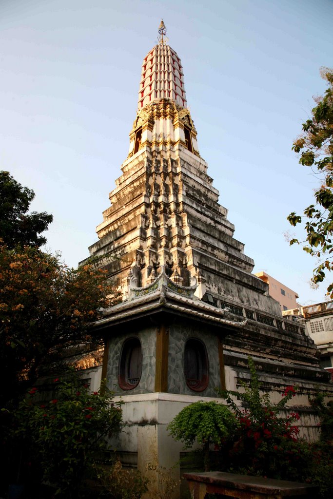 Bangkok Chinatown - Wat Chakrawat by david.w.omalley