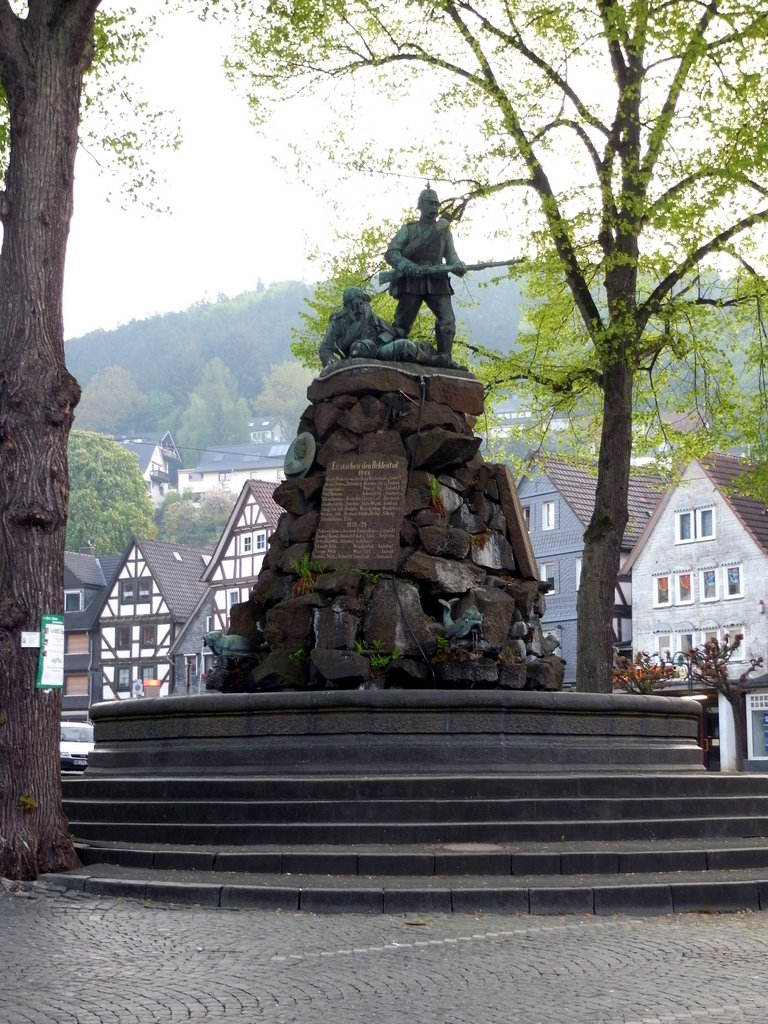 Marktplatz Kriegerdenkmal 25-Apr-2009 by joxx1