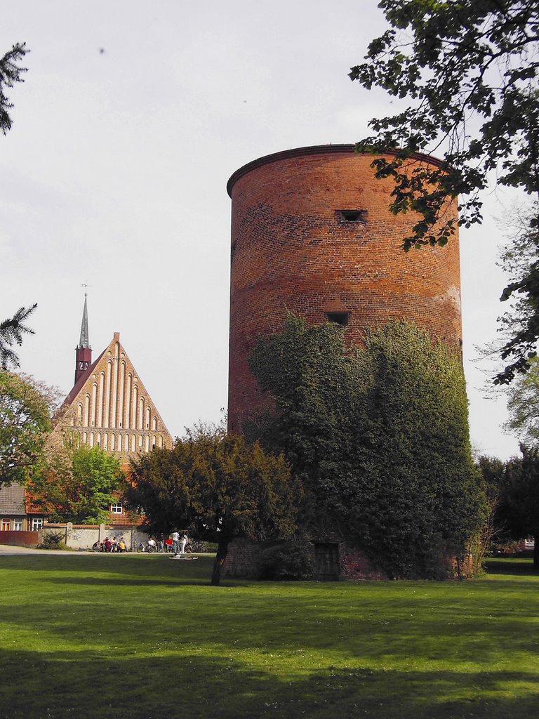 Der Salzwedeler Burgfried aus dem 12. Jahrhundert by K. Fischer