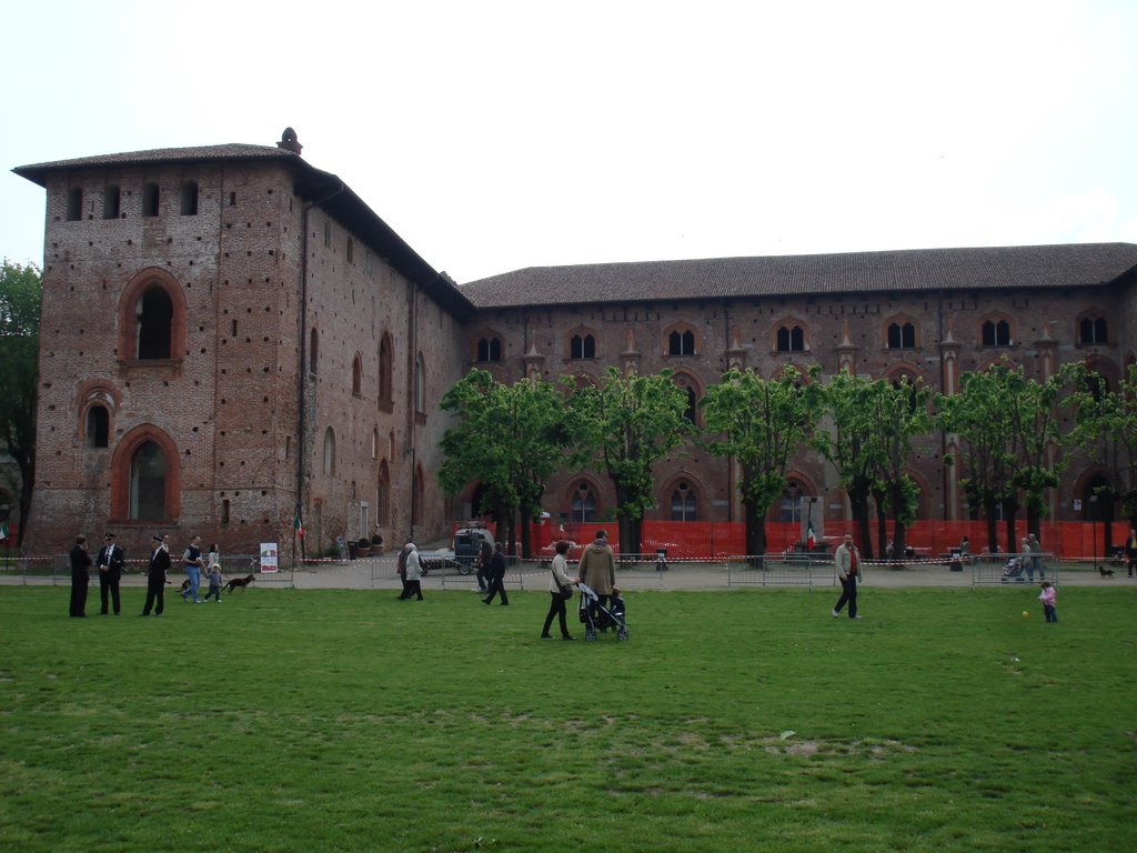 Castello Sforzesco by Rogerio Gibellato