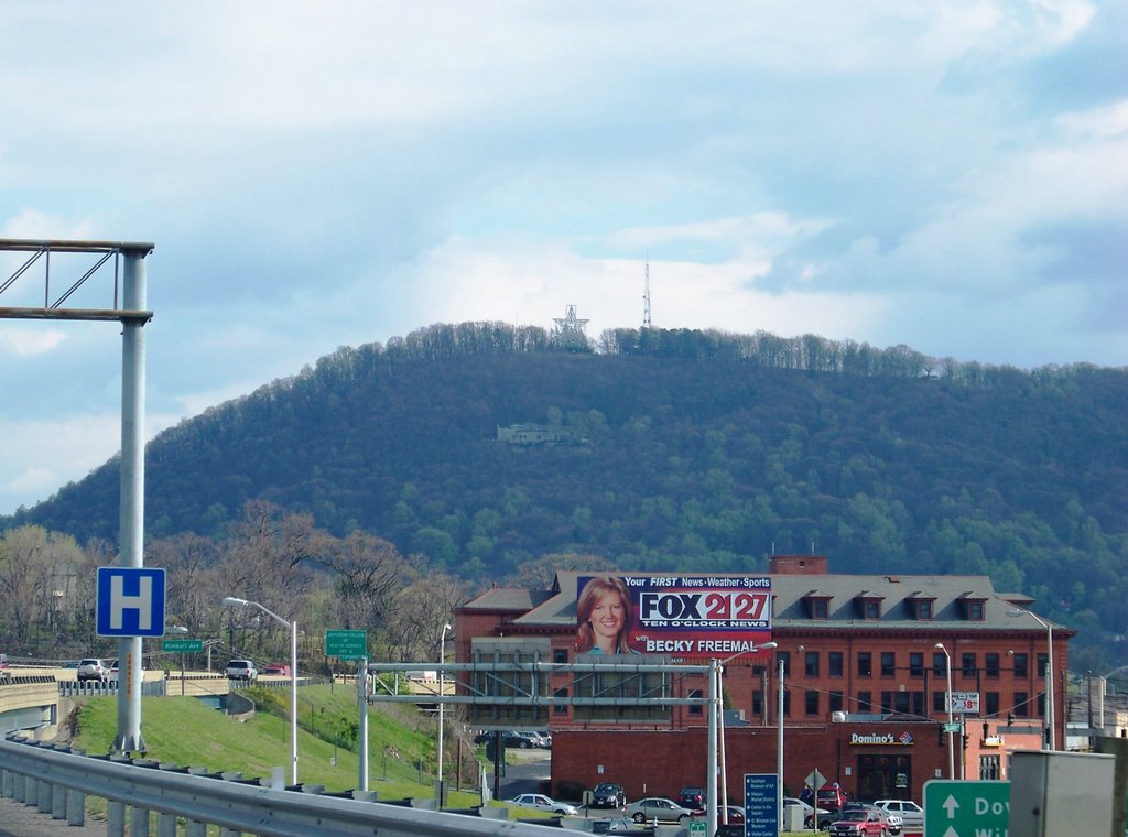 Mill Mountain Star from I-581 by Idawriter