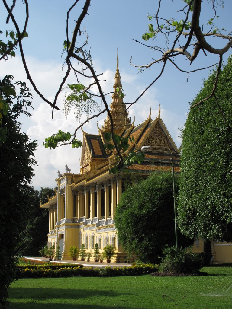 Hoàng Cung Phnom Penh by Ngọc Viên Nguyễn