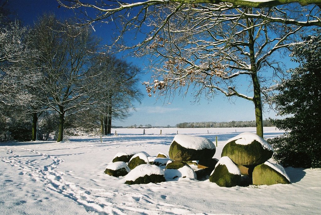 Hunnebed in de sneeuw by Oudeschool