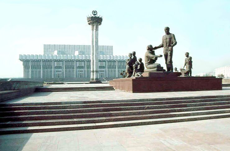 1985.04. - Taskent, the Peoples Friendship Concert Hall. These days, in the center the monument is no longer there - Taskent, a Népek Barátsága Hangversenyterem. Napjainkban, középen az emlékmű már nincs ott. by Farsang Péter