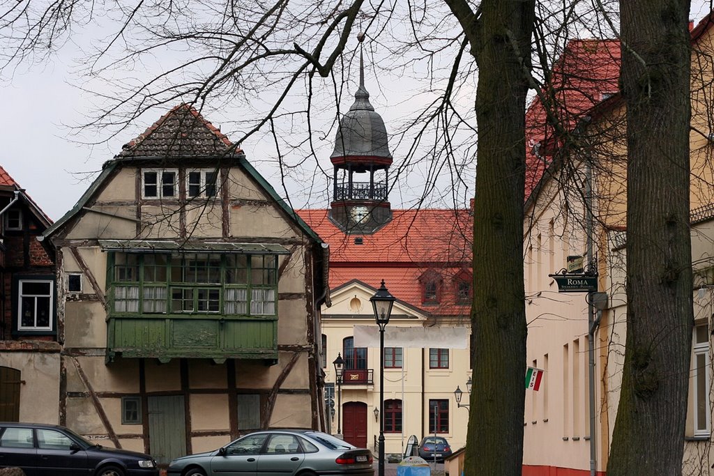 Kirchplatz - Blick auf das Rathaus by c_bc_o