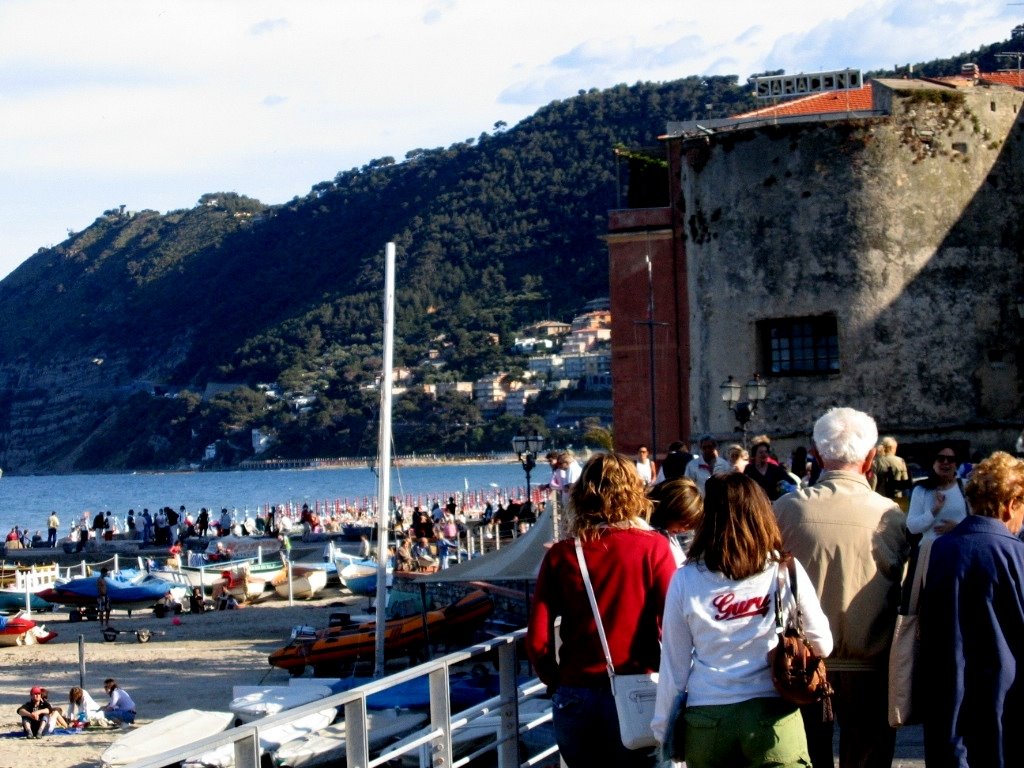 Piazza Pescatori, 2, 17053 Laigueglia SV, Italy by idalbap