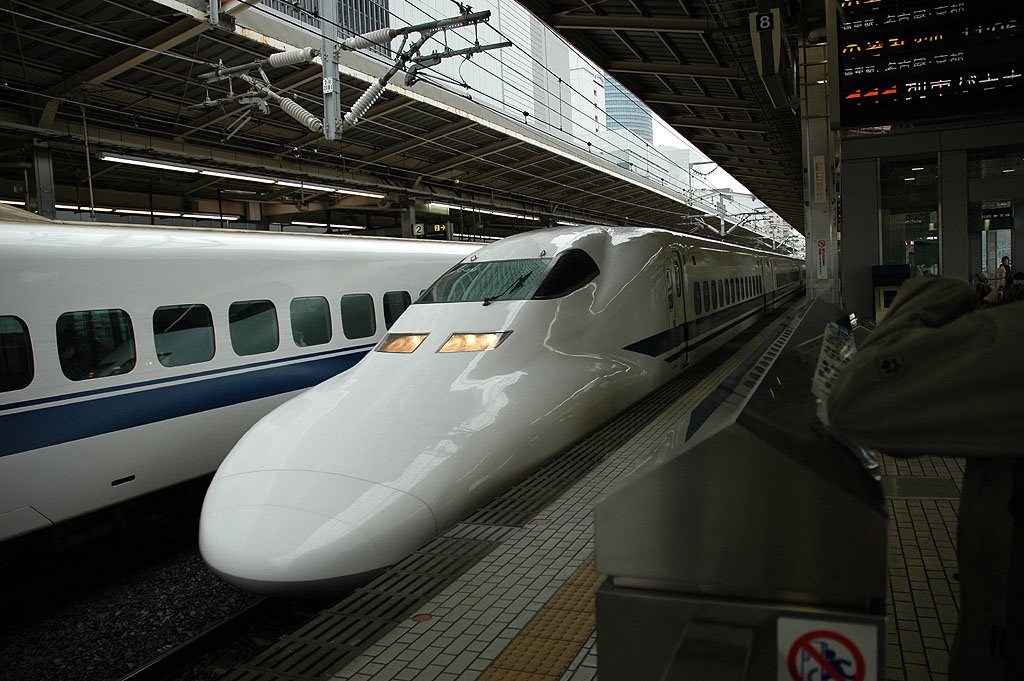 Shinkansen Tokyo by Markus Gutermuth