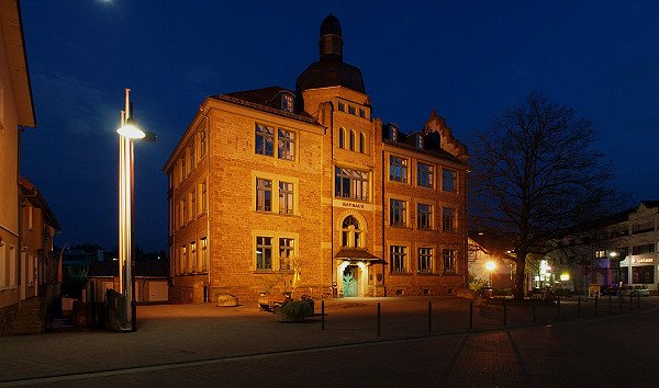 Rathaus bei Nacht by bmefotode