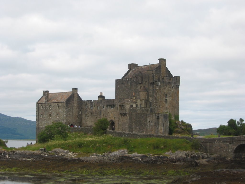 Eilean Donan castle by Snecer