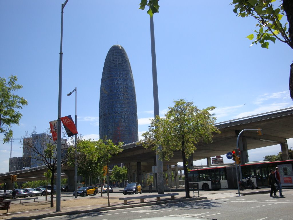 Barcelona. Torre Agbar entre ruïnes dels assaigs urbanístics de l'ajuntament by Met de Ribes