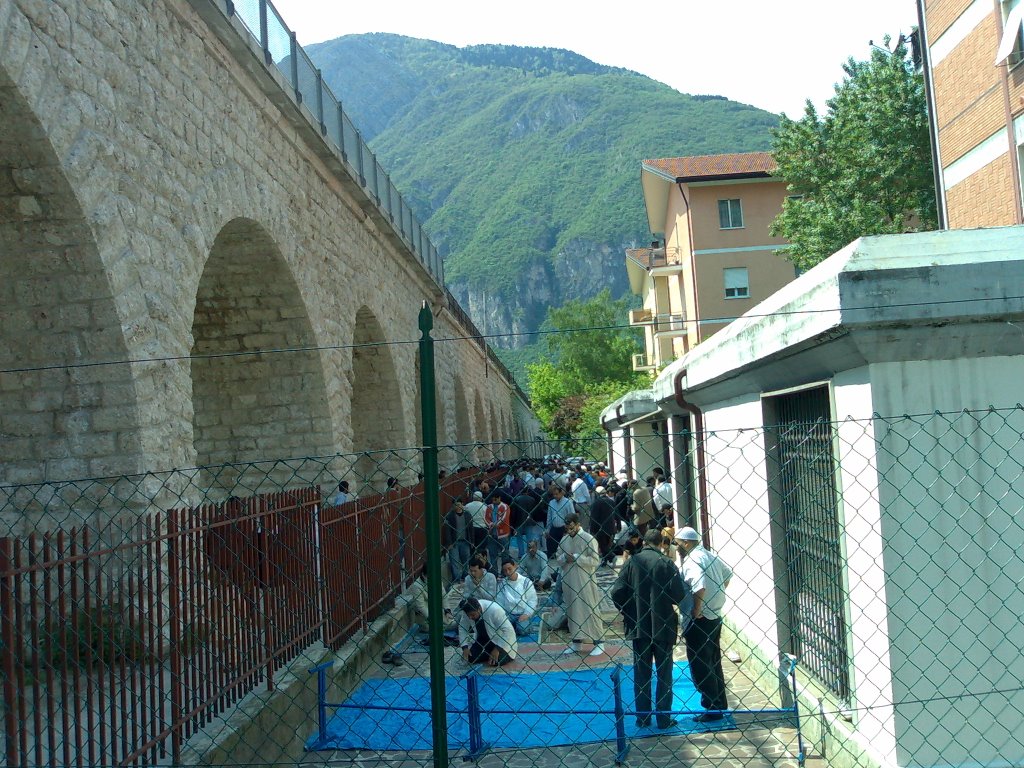 Moschea di Trento 2- un Venerdì del 2009 -مسجد مدينة ترنتو -إيطاليا- صلاة الجمعة by ABUSAFWAN