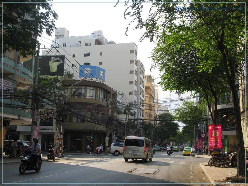 Ngã tư - Hai Bà Trưng / Đông Du - Crossroads by Vietnam - Paracels