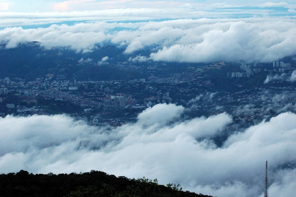 Caracas desde El Avila by Dayra Uzeta