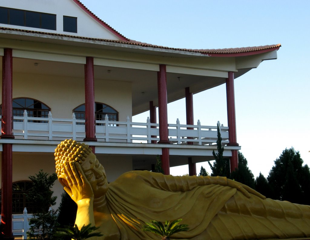 Templo Budista - Foz do Iguaçu, PR, Brasil. by André Bonacin