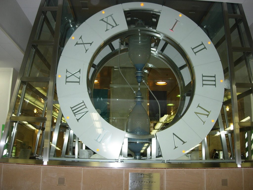 Reloj de arena en la estacion de osaka by pillo123