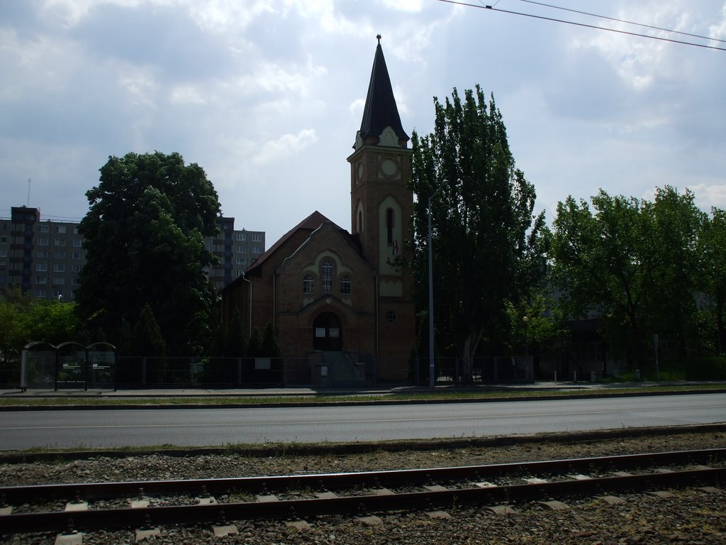 A Gyakorló úti lakótelepi templom a Rákosfalvai oldalról,2009 május 1-én by Vastalicska