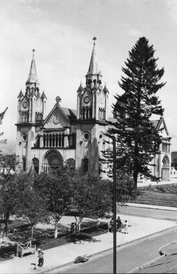 Iglesia sin verja....! Tuto el Enano barriendo el Parque ...! by Nils M Q