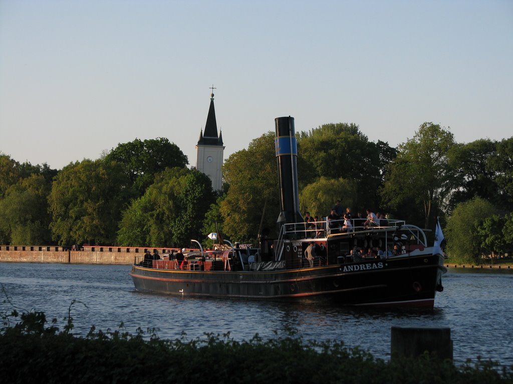 Dampfschlepper Andreas vor der Stralauer Dorfkirche by Lau.photo