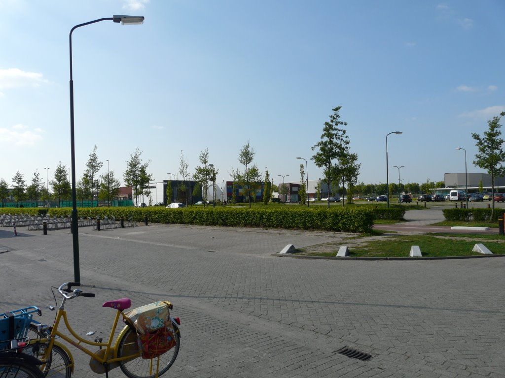 Parkeerterrein en kleine sportverenigingen, zicht op noordwesten, Sportpark Kruisboog, Houten by David Jimmink