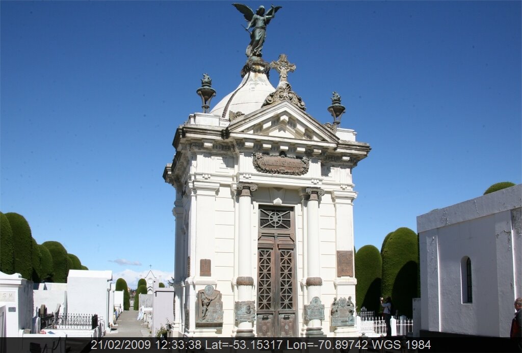 Punta Arenas 15 - Cimetière - Tombeau de la famille de Jose Menende by Pierre Marc