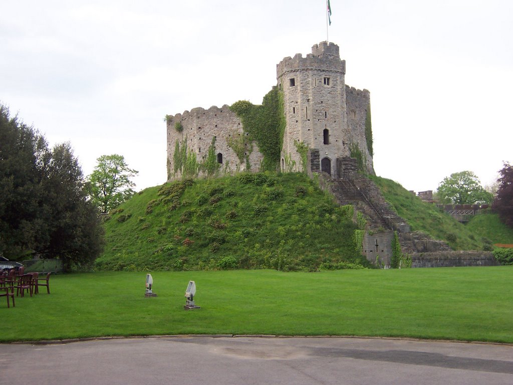 Cardiff Castle by vtrigo