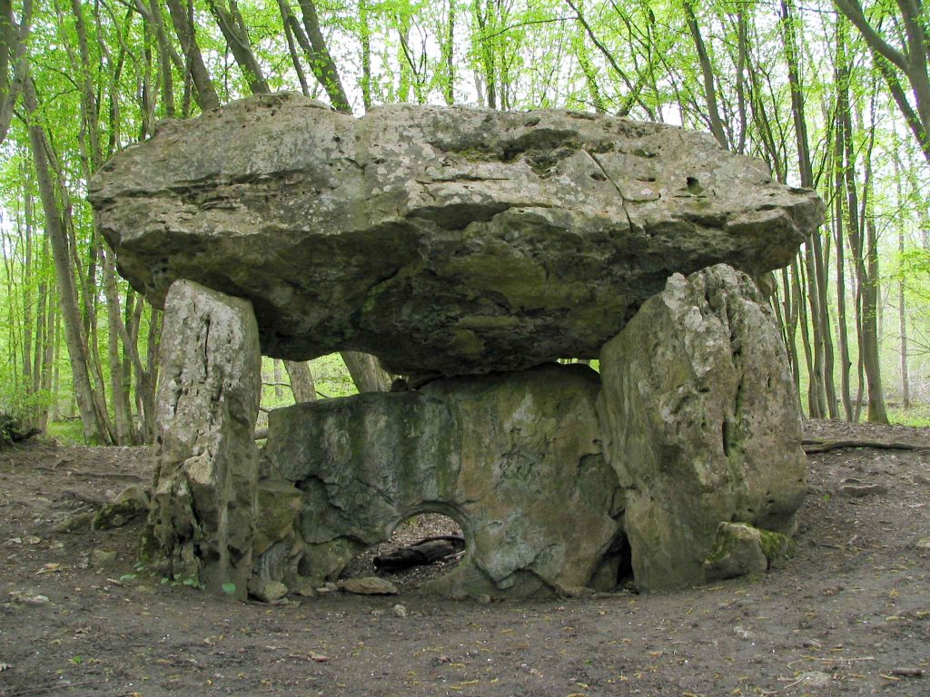 Dolmen a Trie Chateau, Oise by claudius1207