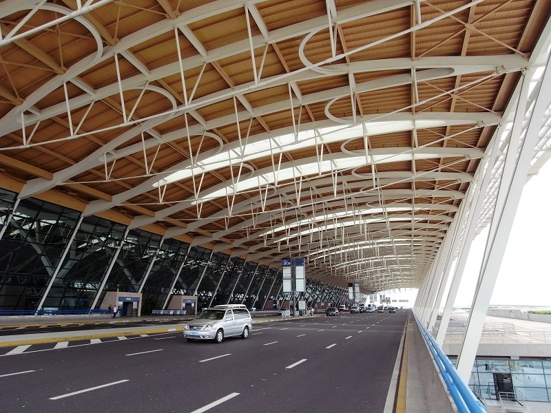 The departure floor of T2 - Pudong Int'l Airport by HaiZ Hut