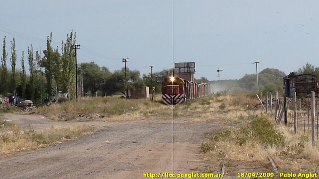 Estación Desidero Tello y tren del Belgrano Cargas con la GM G22 7748 al frente by Pablo Anglat