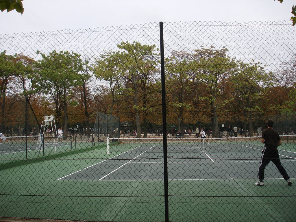 People doing sports at Le Jardins du Luxembourg by Ignacio Balassanian