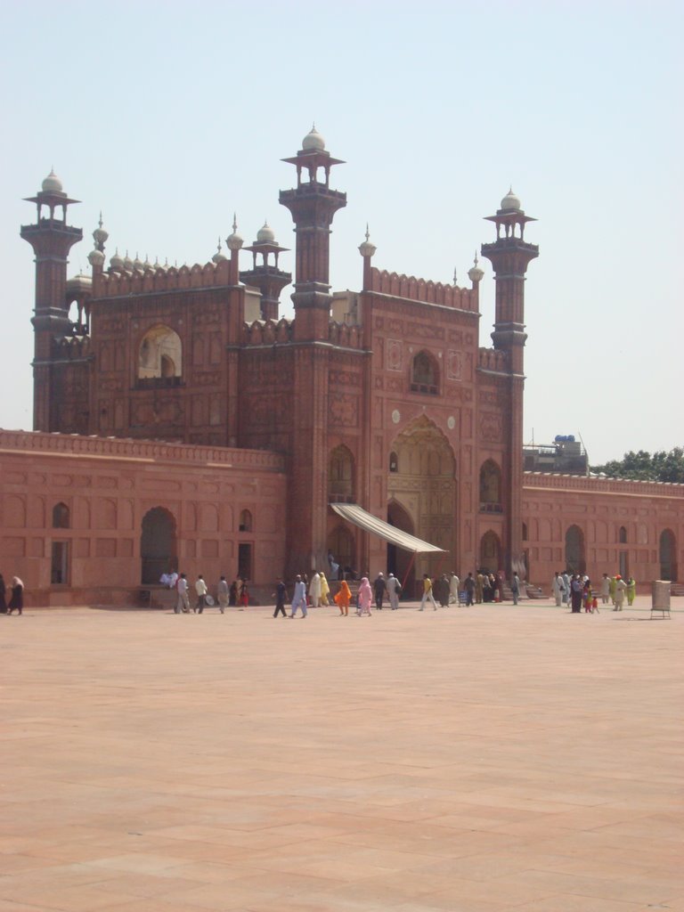 Entrance of badshahi mosque by bintehawwa