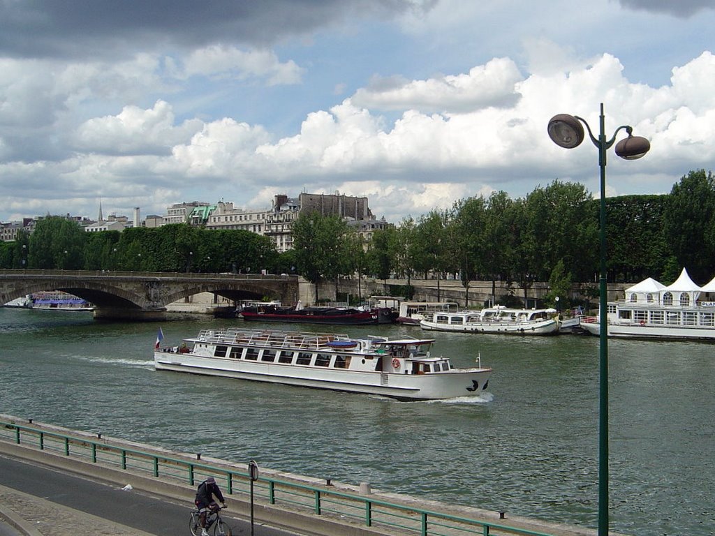 Pleasure Craft on the Seine Paris by manxman069