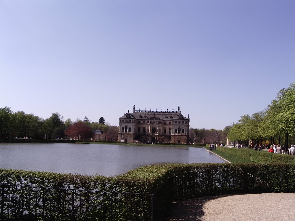 Palais im Großen Garten by kampfmops 1976