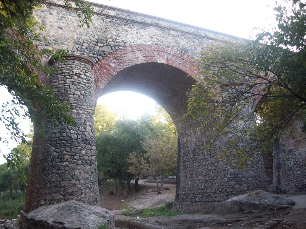 Acueducto Saldán. (foto: Frank Boore).- by Frank Boore