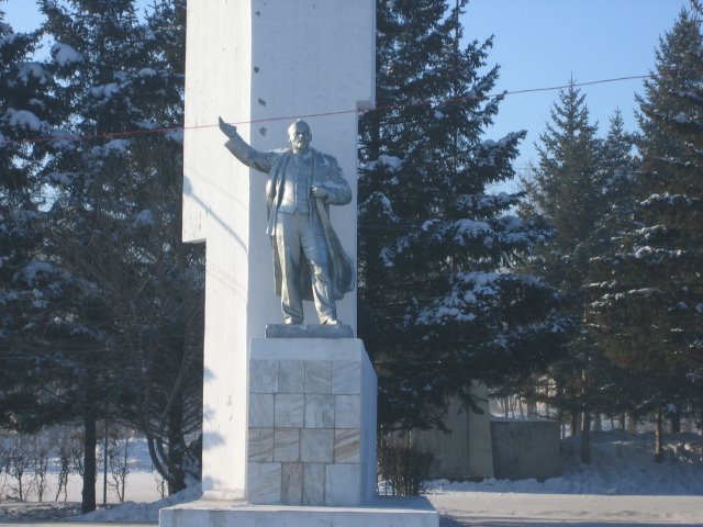 Lenin Statue Center Square, Svobodny Свободный, 2007 январь by dimondjim