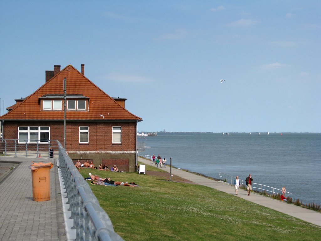 Wilhelmshaven - Historische Gebäude am Fliegerhafen (1913-1918 bzw.1935-1942 erbaut) by Robert-68