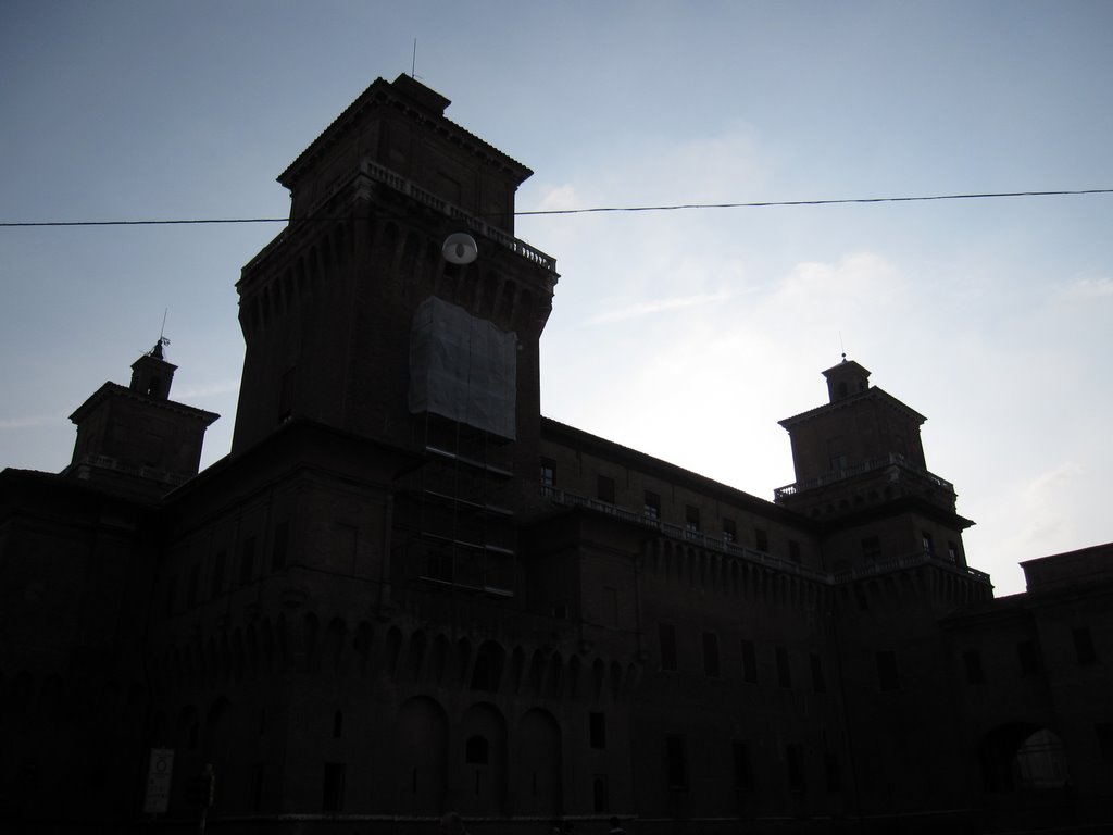 Il castello estense in controluce by sguinguetta